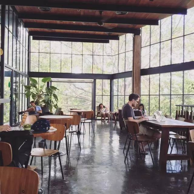 店 內 寬 敞 的 空 間 , 非 常 舒 適 。