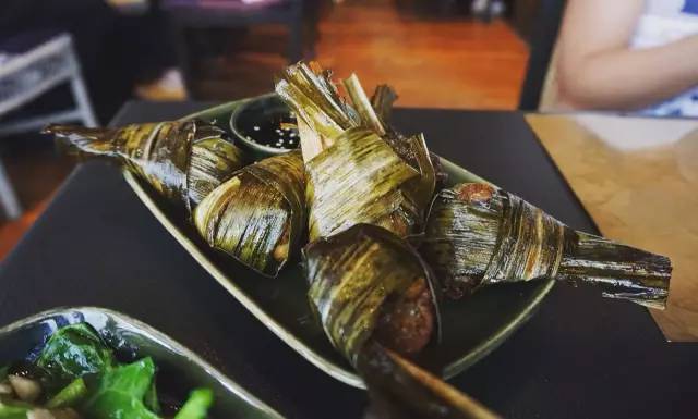 ▲Gai Hor Bai Toei, 雞 肉 包 在 香 蘭 葉 裡 一 起 炸 , 搭 配 羅 望 子 醬 , 好 吃 。