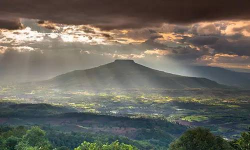 Klook客路・探索未知的你 泰國秘境 太 陽 從 烏 雲 隙 縫 中 透 出 , 照 拂 了 大 地