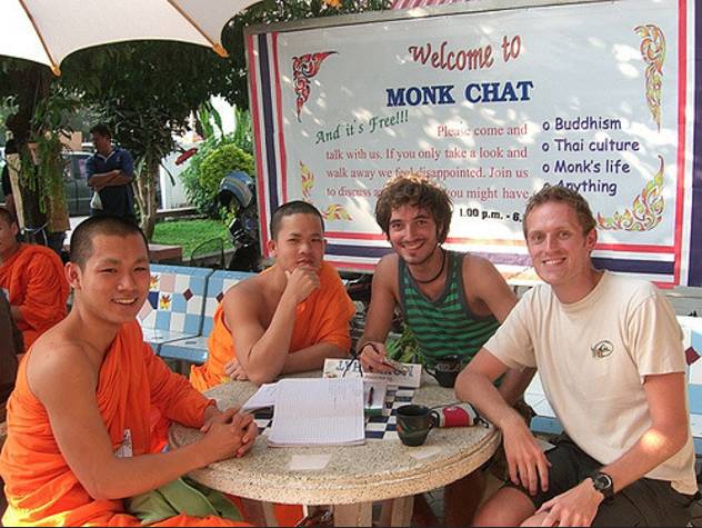 在 大 佛 塔 寺 舉 辦 的 Monk Chat 活 動 。