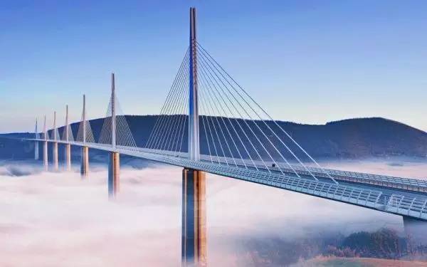 米 約 高 架 橋 。