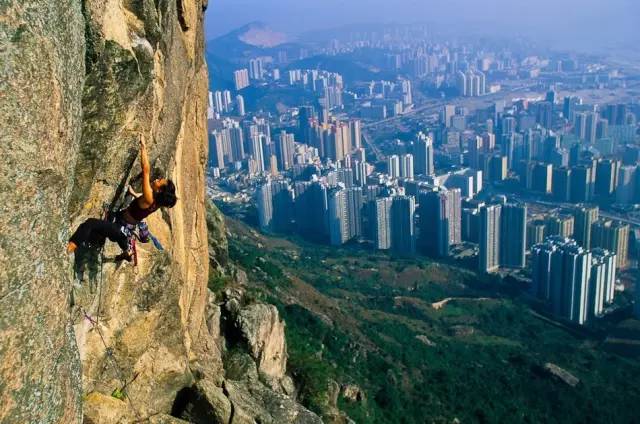 位 於 中 環 的 SOHO Crag , 也 是 不 少 香 港 人 攀 岩 的 好 去 處 。