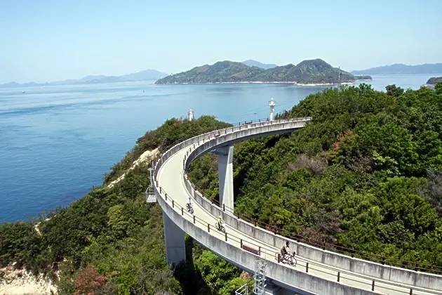 邊 騎 行 邊 欣 賞 自 然 景 觀 。