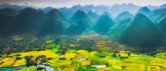 甚 至 能 欣 賞 到 沿 途 成 片 的 稻 田 覆 蓋 山 谷 的 美 景。