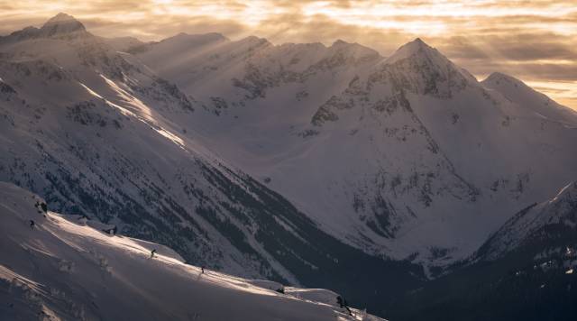 這 裡 長 年 積 雪 , 滑 雪 邊 界 深 不 可 測 |www.whistlerblackcomb.com