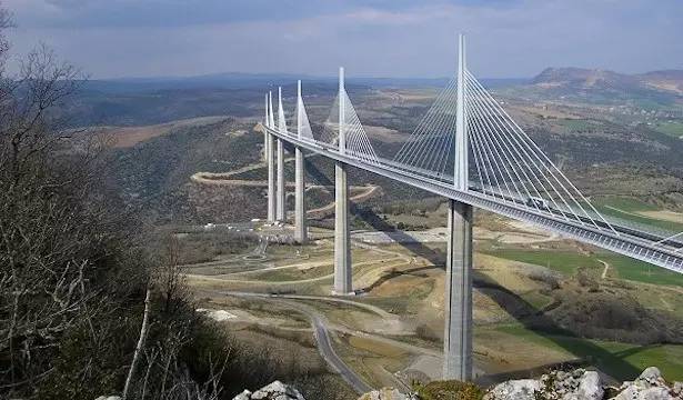 米 約 高 架 橋 一 直 保 持 著 世 界 最 高 橋 塔 的 紀 錄。