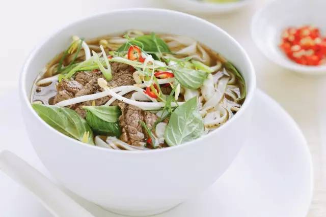 越 南 傳 統 美 食: 河 粉。