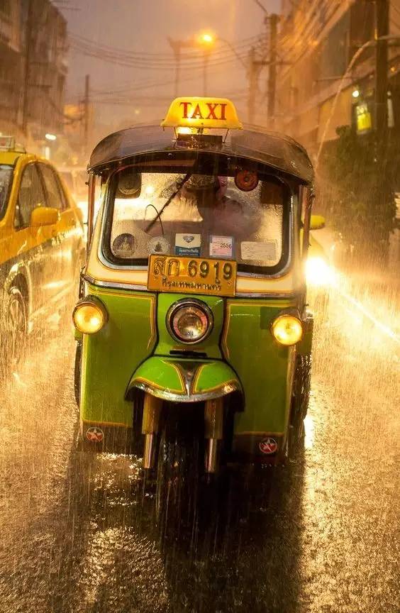 在 傾 盆 大 雨裡 , 和 愛 人 坐 進 搖 晃 的 tutu 車 裡 , 飛 馳 在 大 街 上。