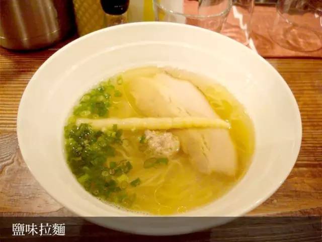 鹽 味 拉 麵 看 起 來 雖 清 淡 , 但 其 實 富 含 濃 郁 高 湯 的 湯 頭 。