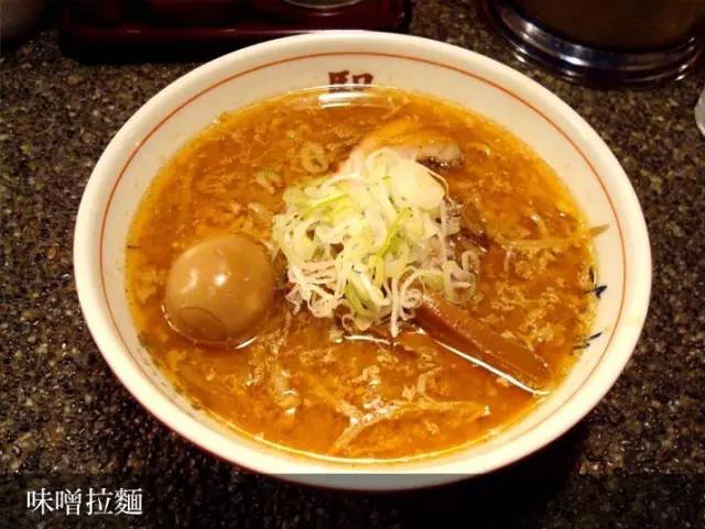味 增 拉 麵 是 以 豚 骨 高 湯 為 基 底 , 再 加 上 味 增 增 添 風 味。