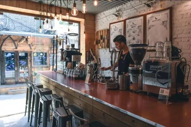 BARISTA 店 內 充 滿 工 業 風 。
