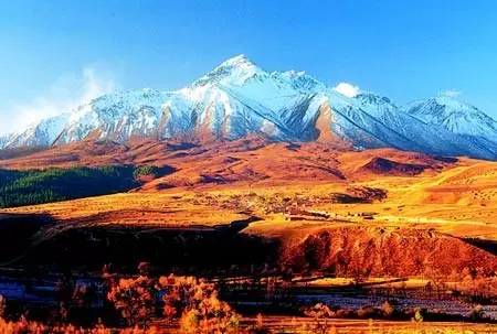 常 年 白 雪 皚 皚 的 祁 連 山 。