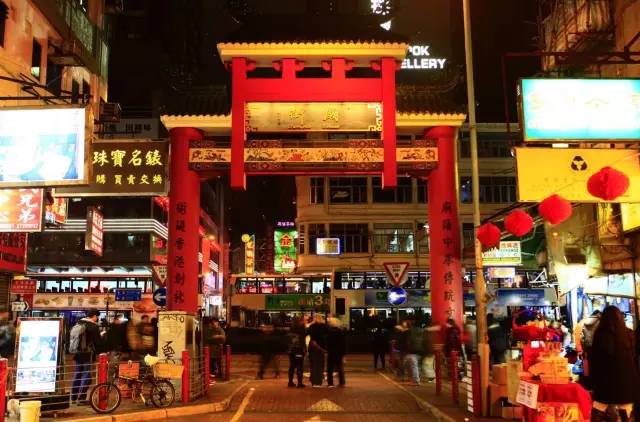 廟 街 夜 市 。