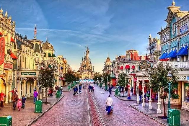 美 國 小 鎮 大 街 Main Street USA。