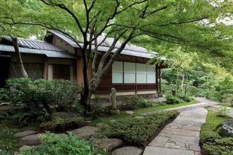 庭院裡的茶室「弘仁亭」也是最棒的小憩之處。 東京藝術聖地