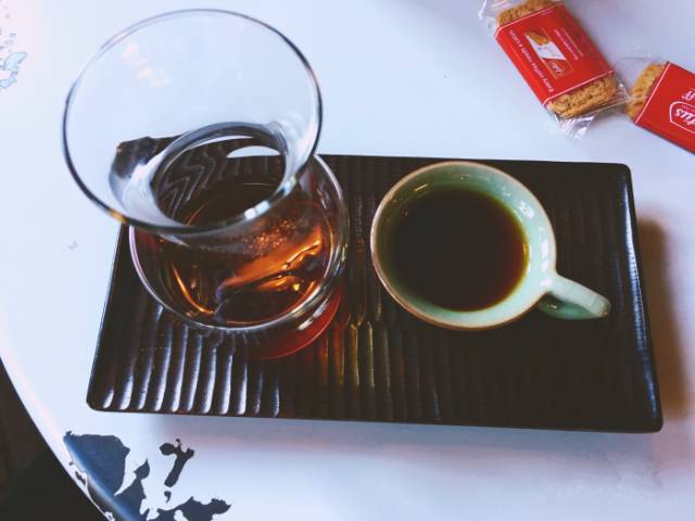 手 沖 咖 啡 。