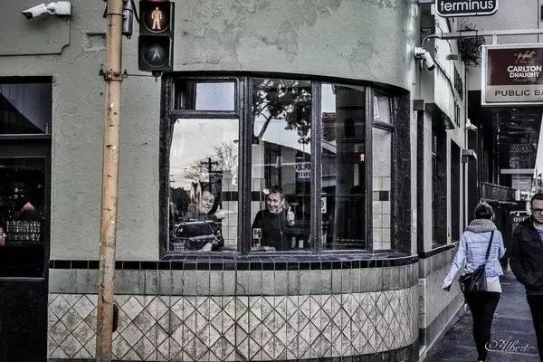 也 有 隔 著 窗 也 要 上 鏡 的 路 人 。