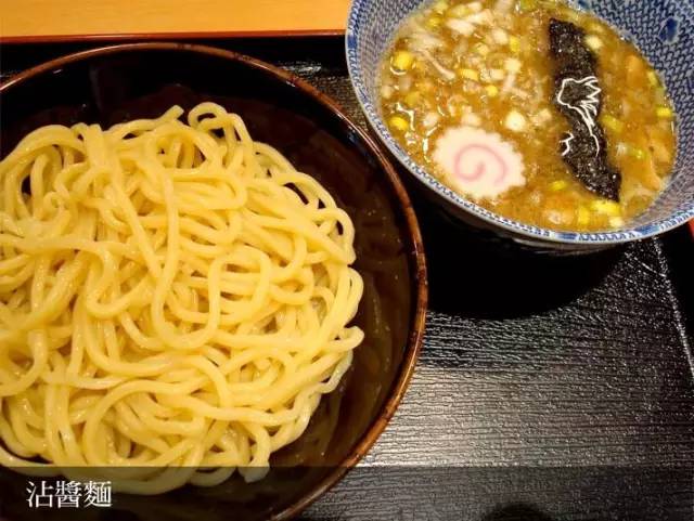 沾 麵 更 能 吃 出 麵 體 的 好 壞 , 吃 完 麵 可 以 請 店 員 幫 你 加 一 點 高 湯 至 沾 醬 內 , 就 可 把 沾 醬 當 湯 底 喝 掉 囉 。