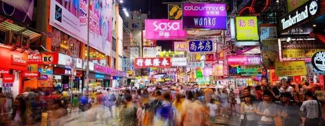 最好逛市集 這 裡 有 許 多 商 家 與 餐 廳 , 足 夠 你 逛 一 整 個 晚 上 。