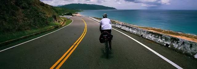 美 麗 的 海 岸 公 路 。