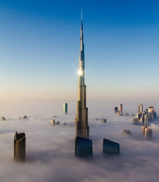 高入雲際的迪拜塔。