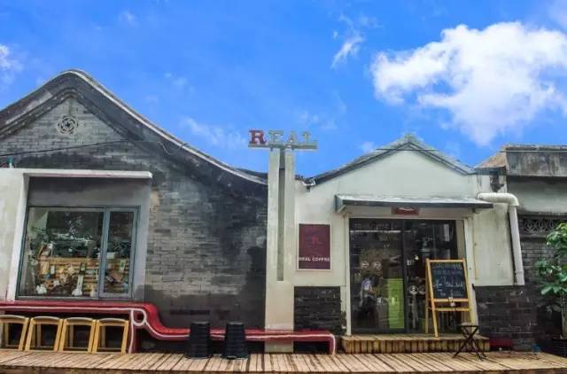 店以屋瓦房改建,非常具有中式建築風格。