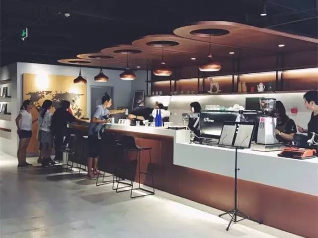 店 內 的 寬 敞 空 間 , 讓 你 可 以 舒 適 待 上 一 下 午 。