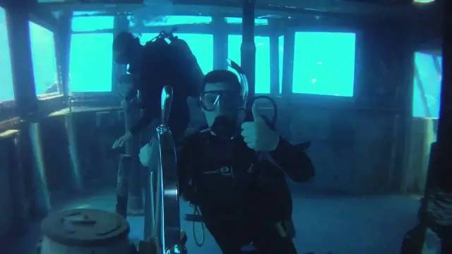 潛 水 者。