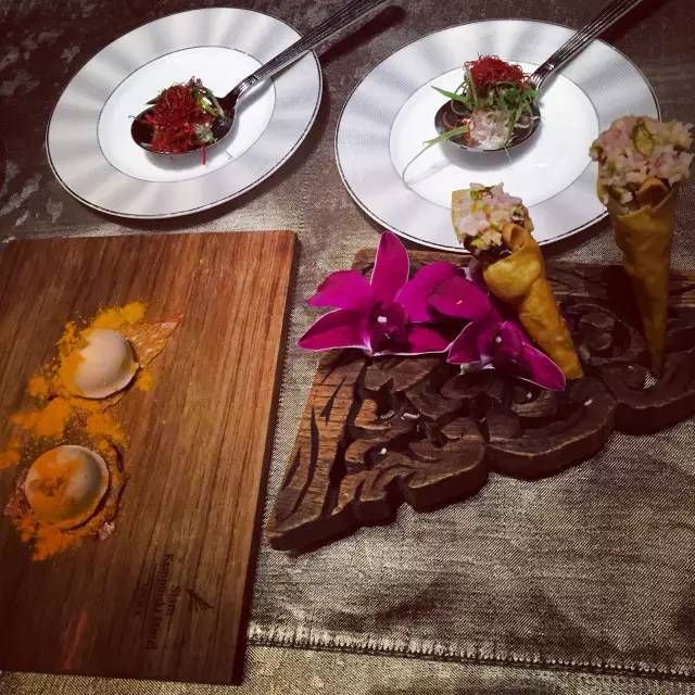 左:Edible Shells 上:Tuna with Lemongrass 右:Miang Kham Cornette