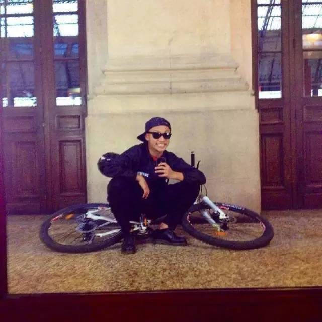 在 法 國 騎 自 行 車 , 遇 到 搶 匪 。