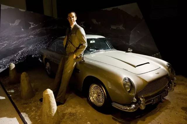 0 0 7 展 。Pic| mirror.co.uk