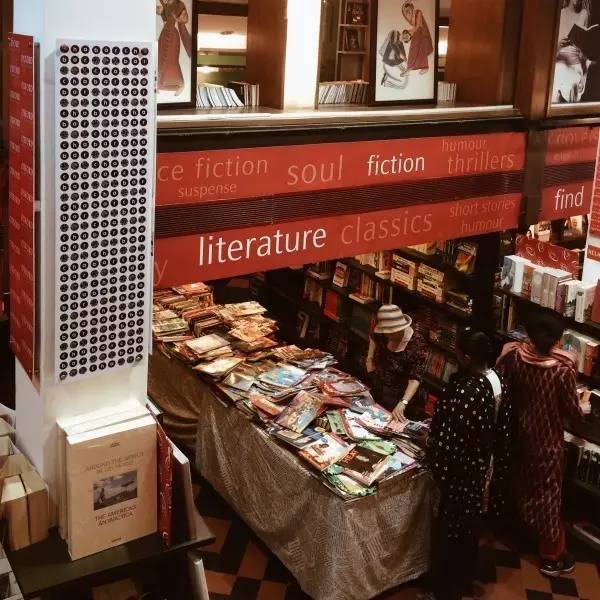 當 地 最 豪 華 的 書 店—Oxford bookstore。