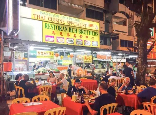 東 南 亞 國 家 的 外 國 人 相 當 多 , 夜 市 非 常 受 歡 迎 的 體 驗 之 一 。
