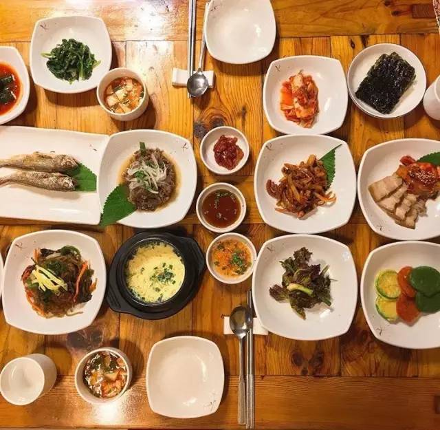 韓 式 傳 統 飲 食 會 提 供 許 多 小 菜 供 享 用。Pic|insta@dalbam_7