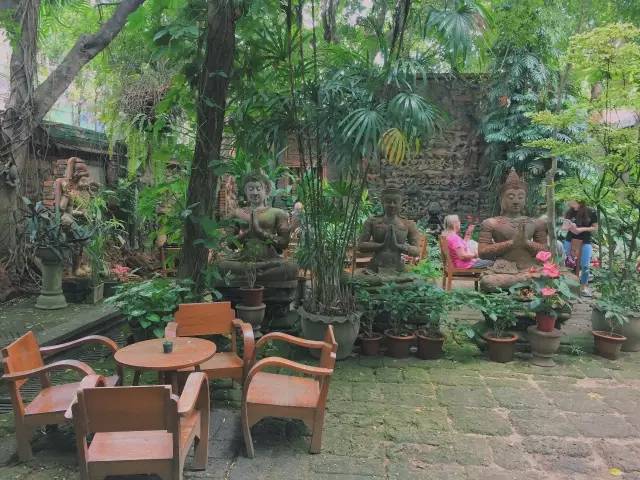 坐 在 露 天 庭 院 裡 也 十 分 愜 意 。