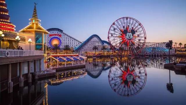 Mickey's Fun Wheel 米 奇 摩 天 輪 。