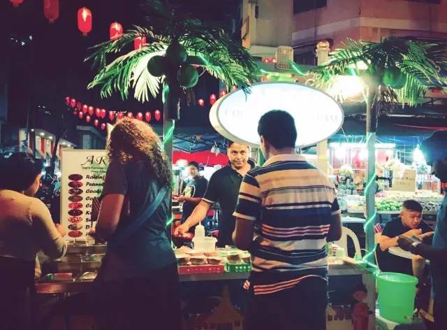 熱 鬧 的 夜 市。