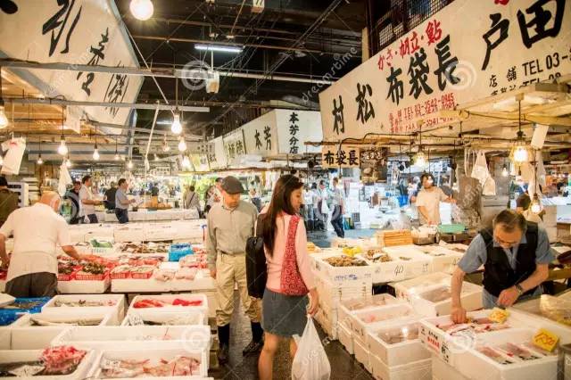 除 了 能 買 到 新 鮮 魚 貨 外 , 你 也 能 在 此 享 用 新 鮮 美 食 。