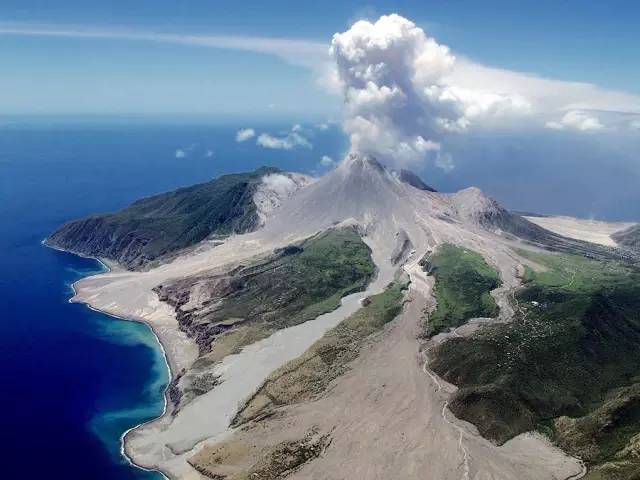 蒙 特 塞 拉 特 火 山 噴 發 。