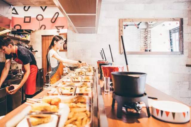 專 賣 關 東 煮 的 「 黑 輪 吧 」 。