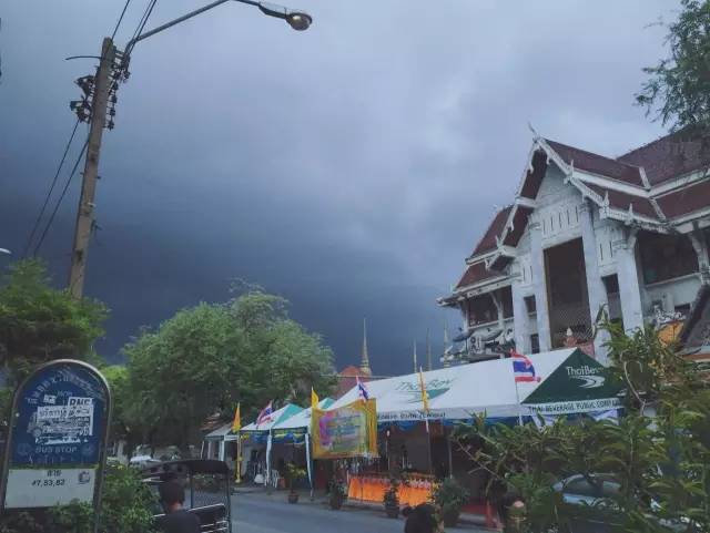 天 氣 陰 陰 、正 值 雨 季 的 清 邁 。