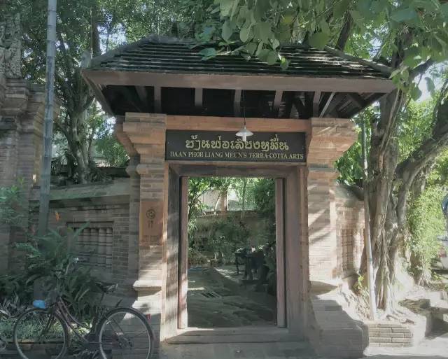 陶 瓷 咖 啡 店 。