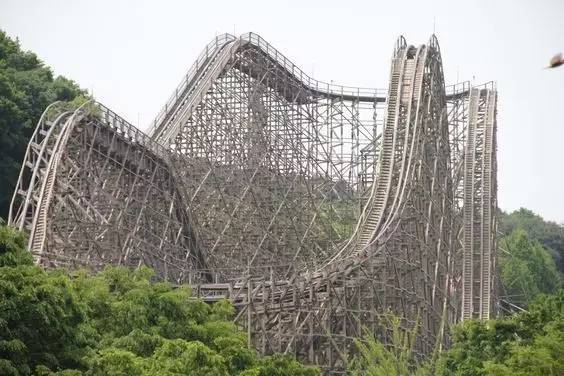 世 界 上 最 陡 的 木 製 雲 霄 飛 車 。