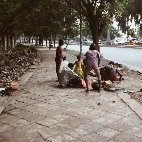 街 邊 生 活 的 一 家 人 , 就 地 起 灶 。