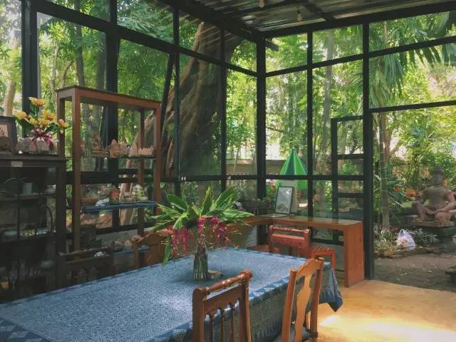 店 內 用 餐 空 間。