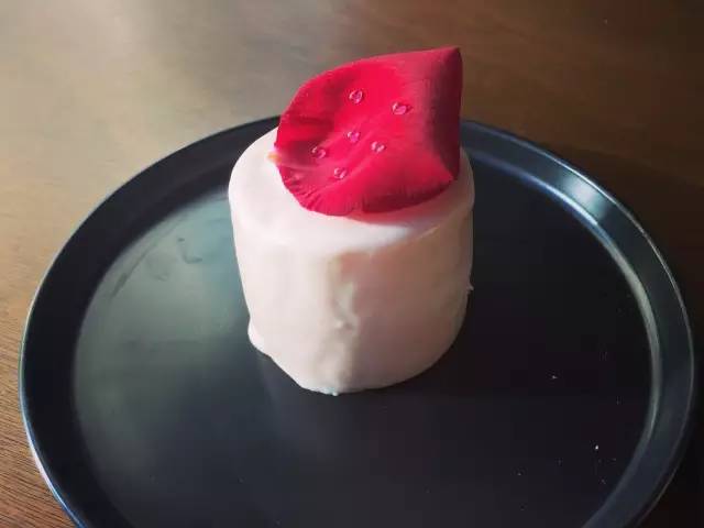 Klook客路・探索未知的你 玫 瑰 刺 的 冷 豔 與 華 麗 : 玫 瑰 小 姐 。