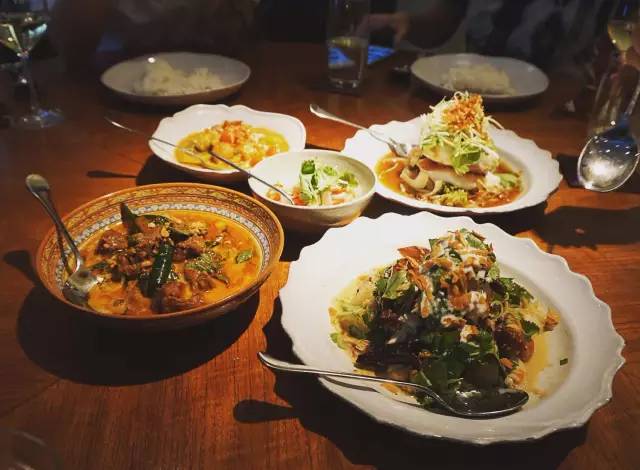 ▲nahm 不 是 像 西 式 一 道 道 出 菜 ,而 是 按 亞 洲 人 習 慣, 四 菜 一 湯 同 時 上 桌 。