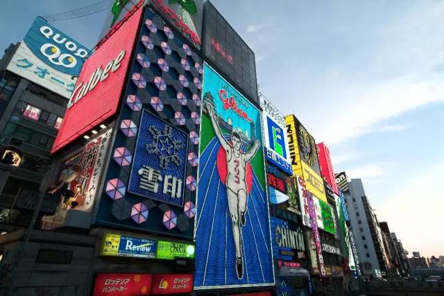 Klook客路・探索未知的你 大 阪 心 齋 橋 永 遠 都 在 跑 的 跑 步 男 孩 。