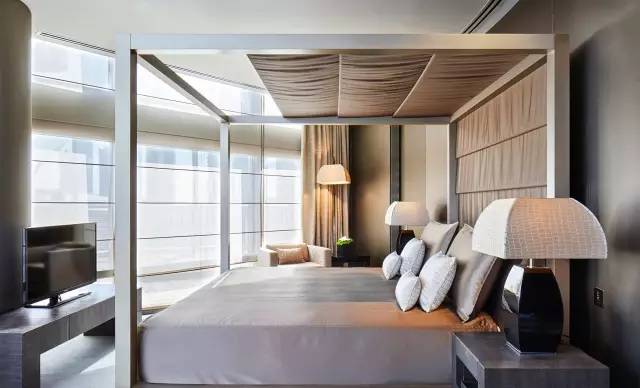 飯 店 主 要 以 褐 色 、 黑 色 為 主 調 。Pic| Armani Hotel Dubai官網