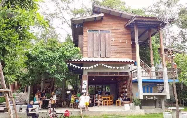 除 了 創 意 市 集 外 , 也 有 咖 啡 店 。